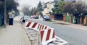 Warszawa: Betonowe bloczki blokują parkowanie na Bukowieckiej