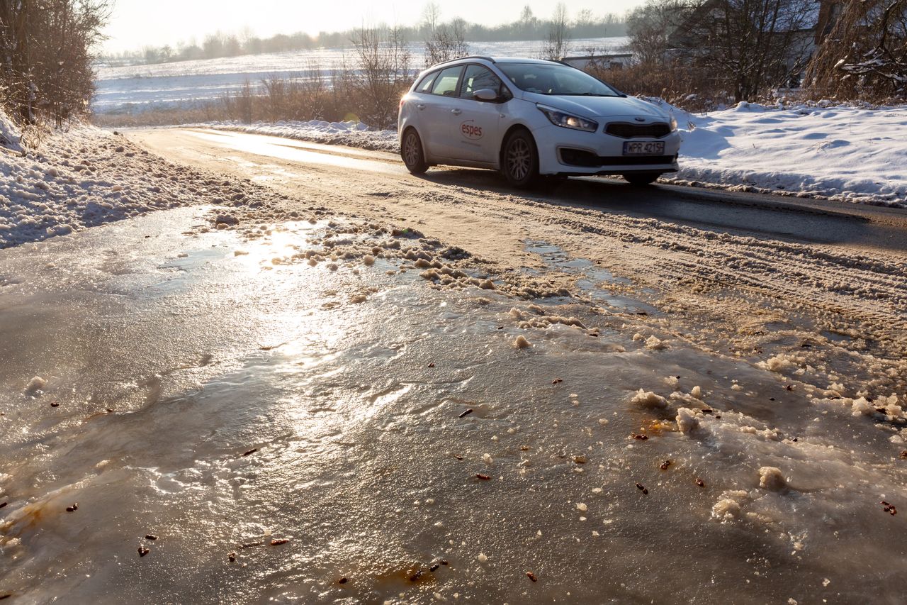 Lód pokryje drogi. Ostrzeżenia pierwszego stopnia