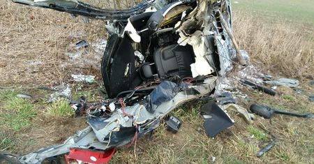 Koszmarny wypadek. Samochód się rozpadł na dwie części