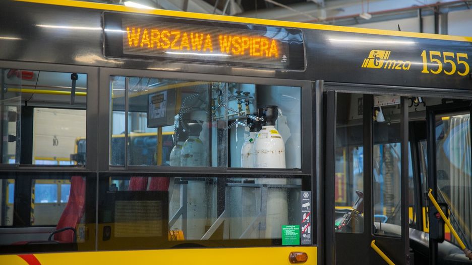 Warszawa. Dwa autobusy przystosowane do przewozu pacjentów stoją w zajezdni