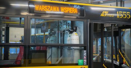 Warszawa. Autobusy miały wozić pacjentów do Szpitala Narodowego. Nie ruszyły w drogę