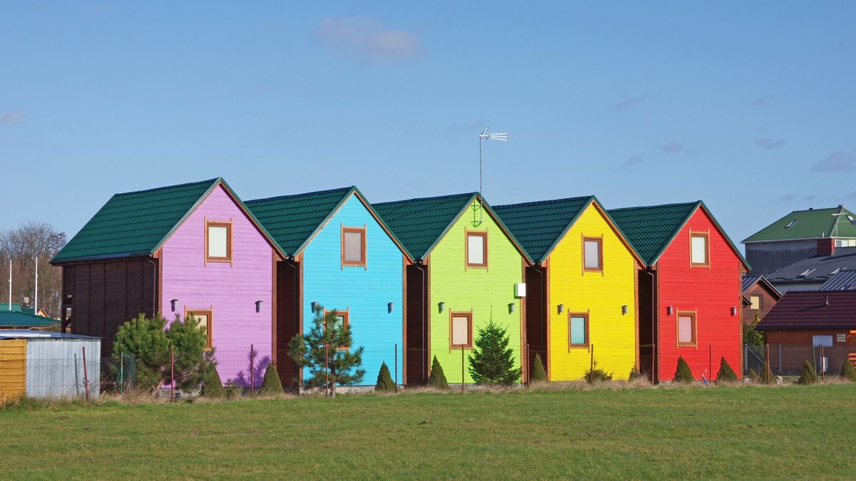 Kolorowe Domki w miejscowości Gąski. W sierpniu brakuje już wolnych terminów