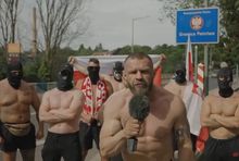 Kadr ze spotu Gromdy wymierzonego w imigrantów