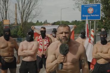 Kadr ze spotu Gromdy wymierzonego w imigrantów
