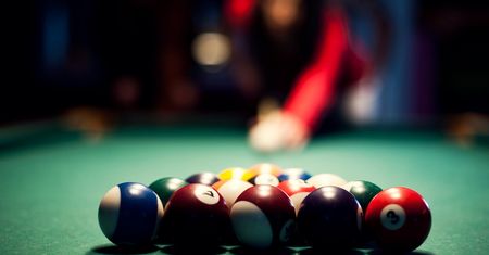 Czym się różni snooker od bilarda – poznaj zasady gry w snookera