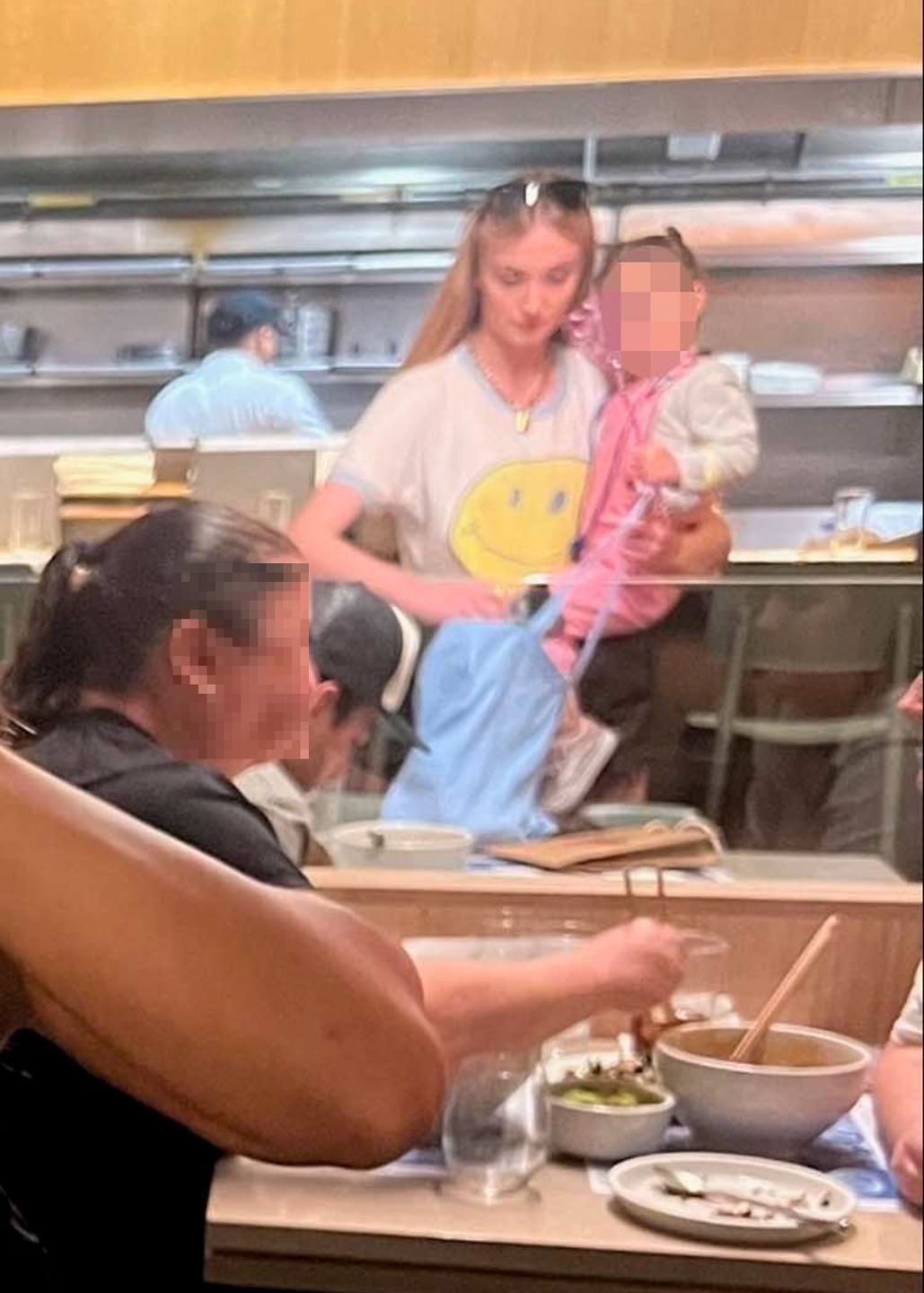 Joe Jonas i Sophie Turner na lunchu z córkami