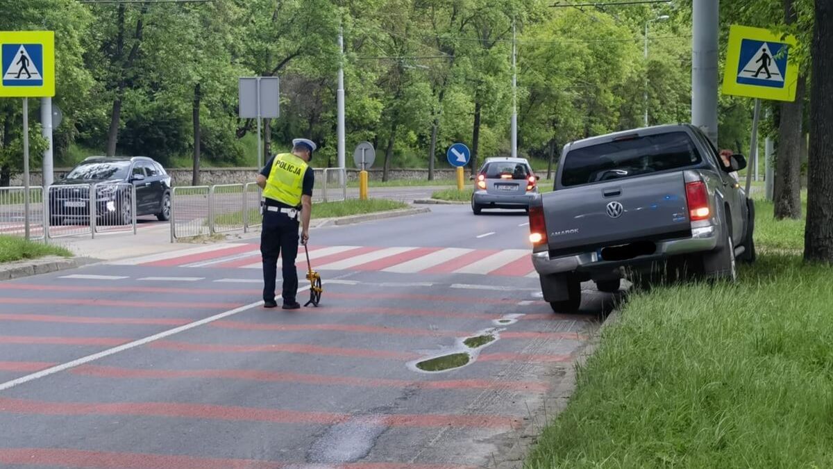 Kierowca volkswagena wjechał w znak i słup