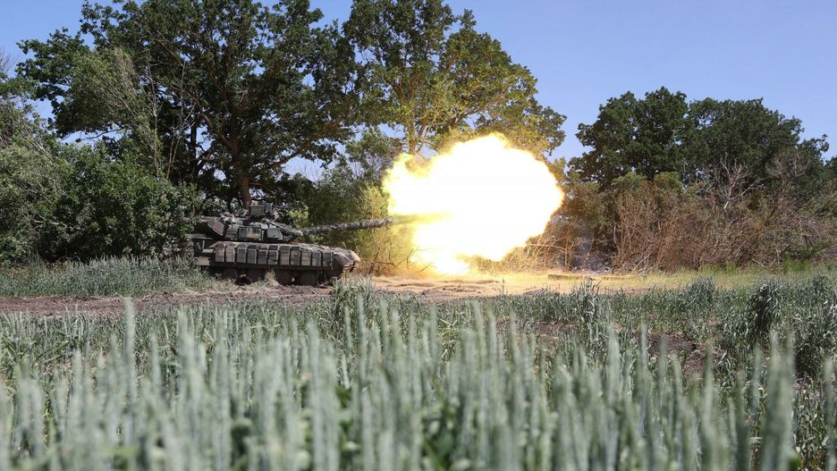 Wojna w Ukrainie - sytuacja w obwodzie donieckim
Ukrainian tankers fire at frontline positions near the city of Soledar, Donetsk region on June 10, 2022. (Photo by Anatolii STEPANOV / AFP)
ANATOLII STEPANOV