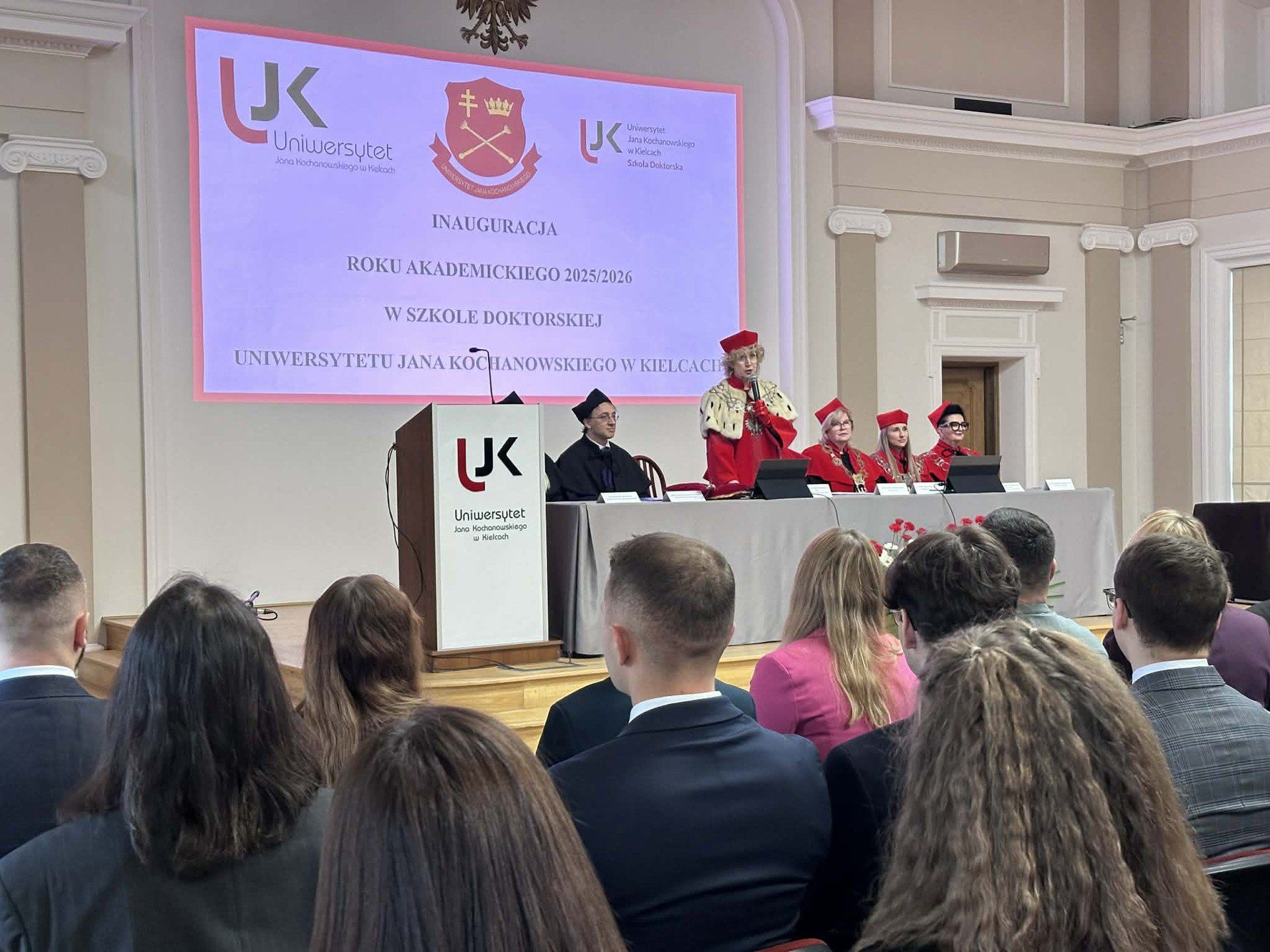 Rektor prof. Beata Wojciechowska przemawia podczas otwarcia nowego roku w Szkole Doktorskiej UJK.