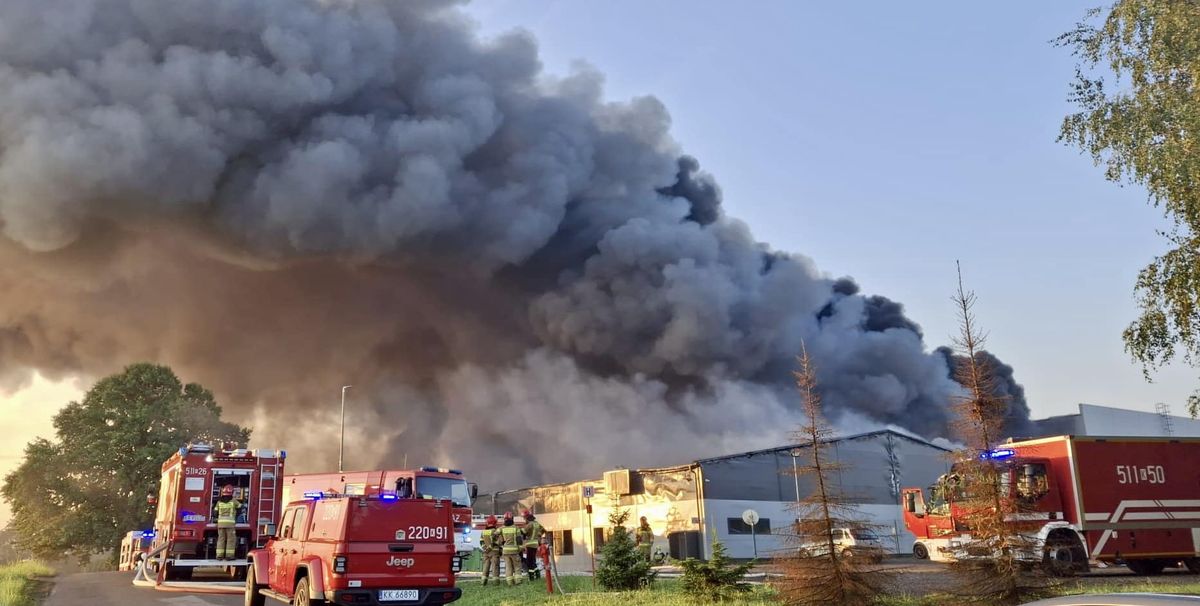 pożar, strażacy, hala produkcyjna Ogromny pożar hal produkcyjnych. Na miejscu 200 strażaków