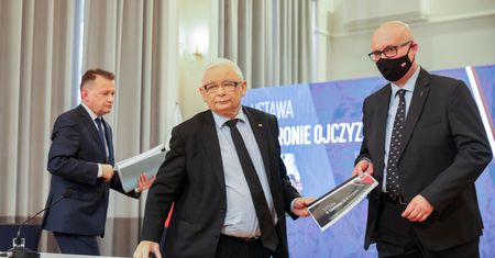Najpierw ustawa, potem partia. Jarosław Kaczyński pilnuje wielkiego projektu o obronie ojczyzny