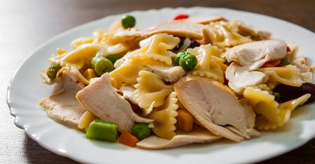 Szybki makaron farfalle z groszkiem i szynką
