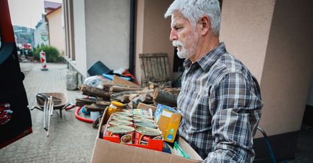 Nie wyglądał jak prezydent. Złapał za kartony i pomagał powodzianom