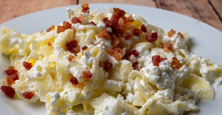 Nie tylko gulasz i leczo. Węgrzy zajadają się tym makaronem aż miło