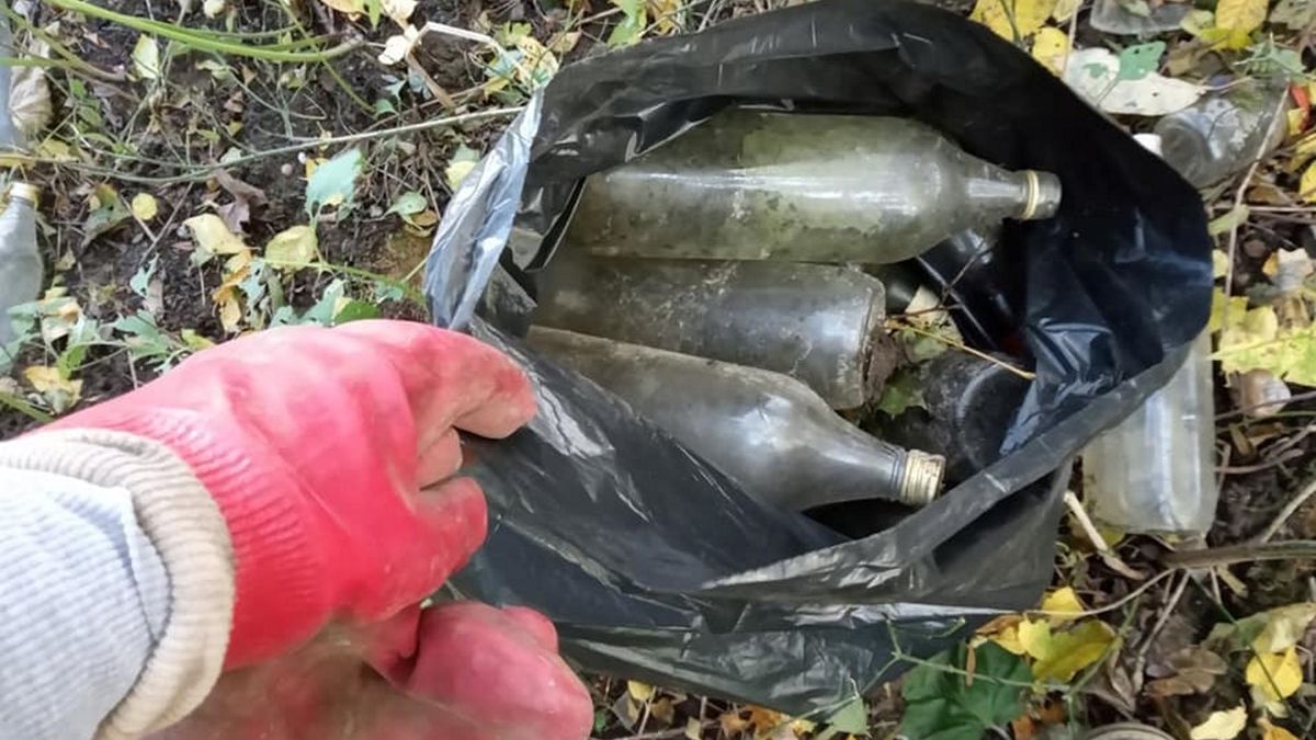 Przy okazji sprzątania na powierzchni gruntu dr Dominik Szulc znalazł 3 fragmenty kości. 