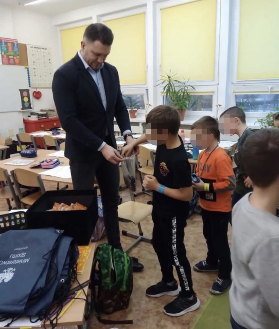 Poseł Łukasz Mejza i pierwszoklasiści ze Szkoły Podstawowej Nr 2 w Zielonej Górze