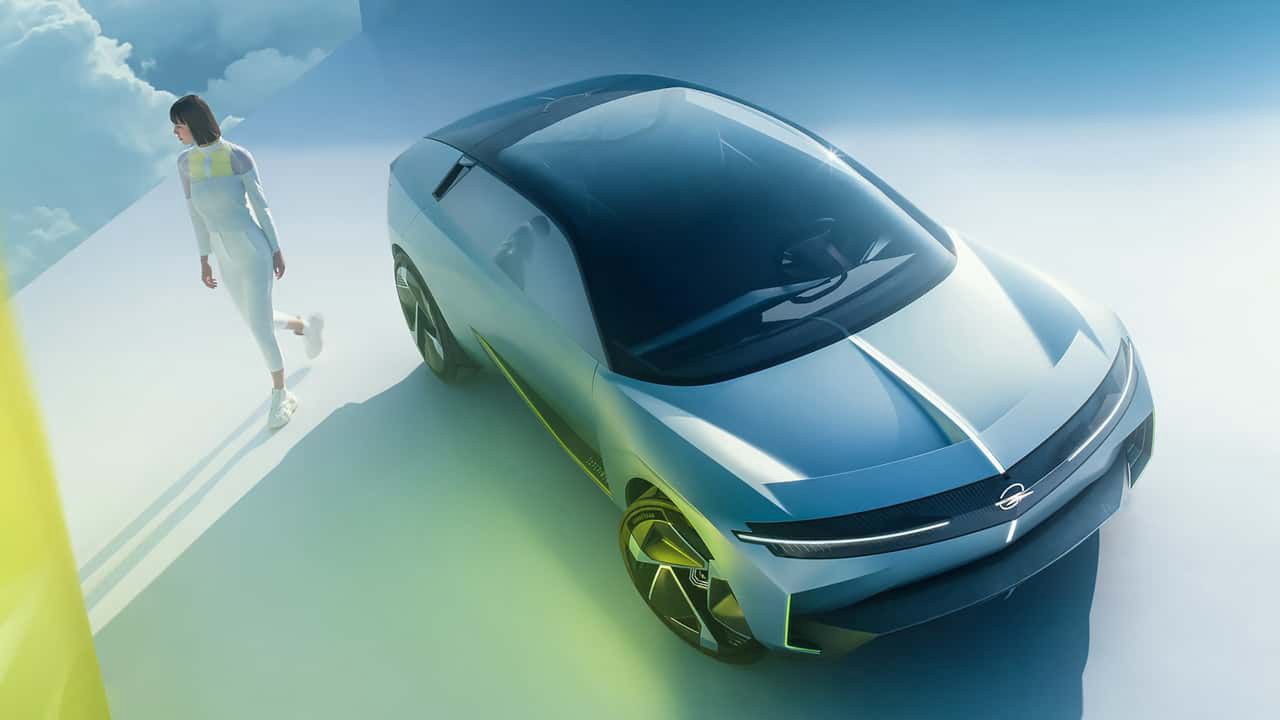 Opel Experimental Concept EV debiutuje ze składaną kierownicą. To zapowiedź nowych modeli