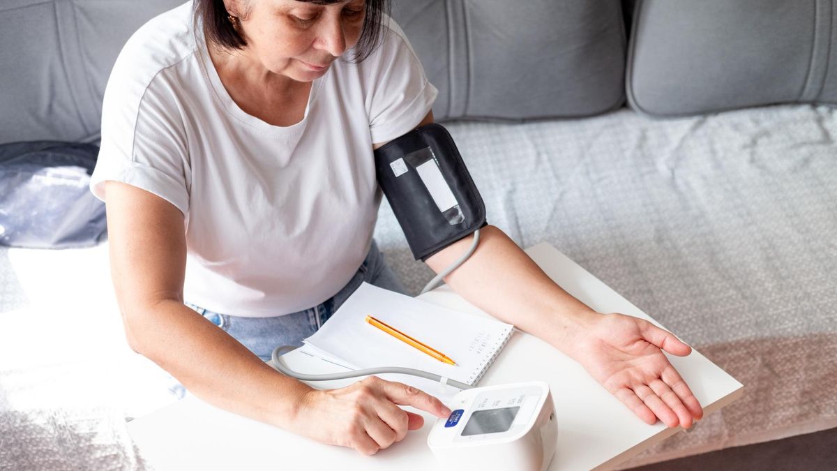 Takie błędy Polacy popełniają podczas mierzenia ciśnienia. Jak robić to prawidłowo?