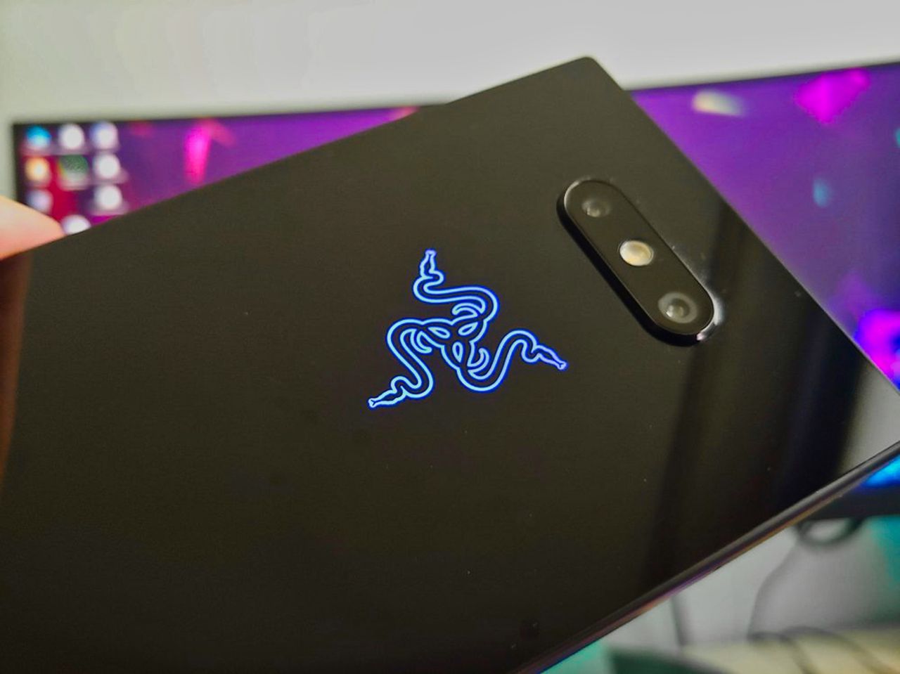 Razer Phone 2 ma świecące logo z tyłu