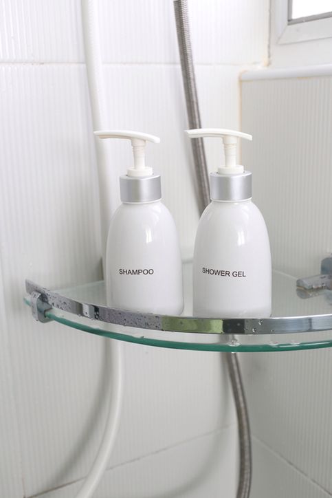 Pomysły na aranżacje z półkami pod prysznicem. Jak praktycznie urządzić łazienkę?