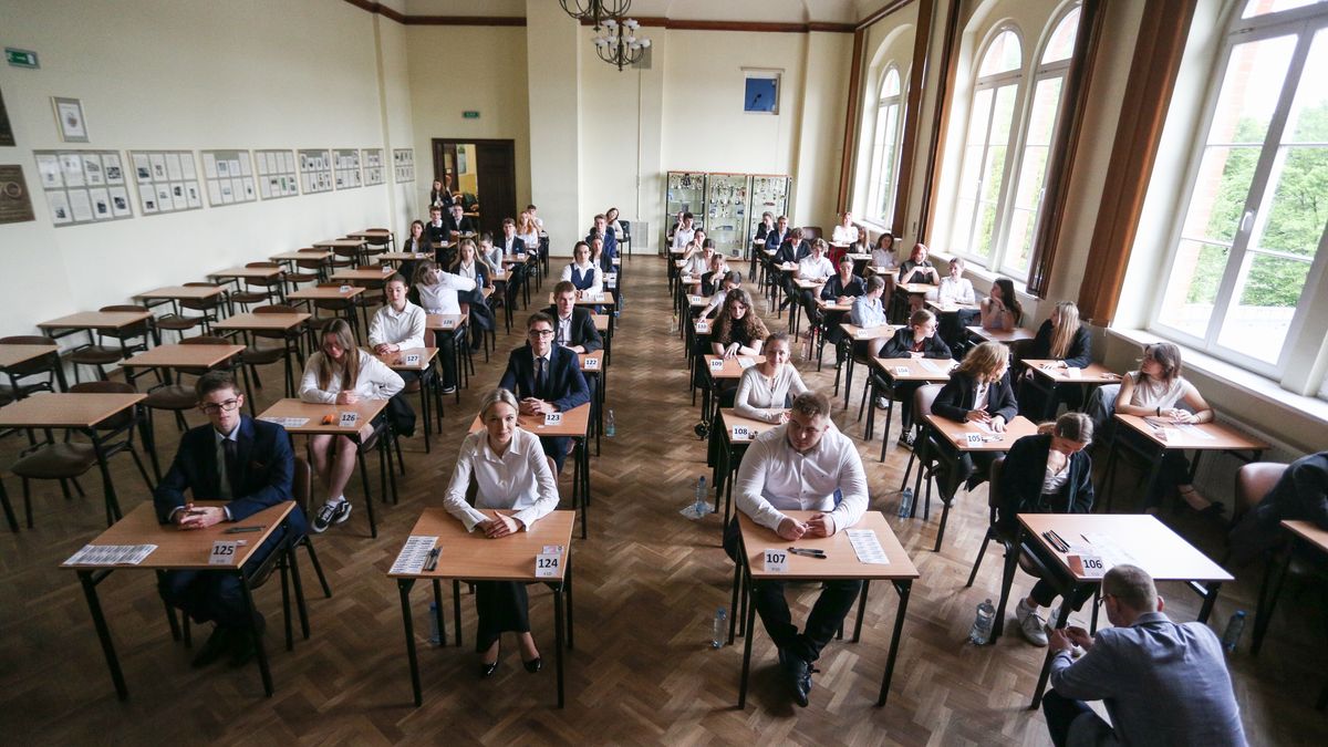 Gorzów Wielkopolski, 07.05.2024. Egzamin maturalny z języka polskiego w II LO im. Marii Skłodowskiej-Curie w Gorzowie Wielkopolskim, 7 bm. Tegoroczni absolwenci liceów ogólnokształcących, techników i szkół branżowych II stopnia przystąpili o godzinie 9.00 do obowiązkowego pisemnego egzaminu z języka polskiego na poziomie podstawowym. (ad) PAP/Lech Muszyński
