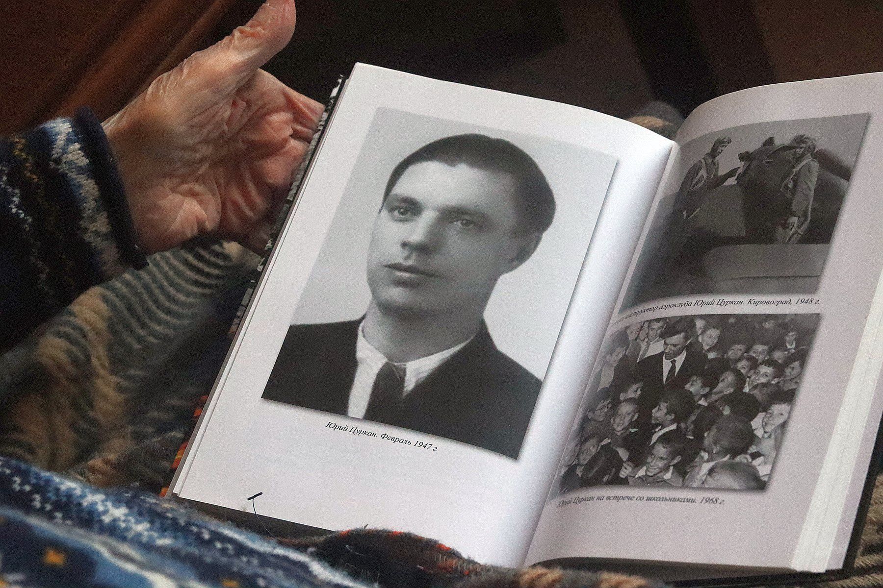 Po lewej na zdjęciu Jurij Curkan w książce, którą napisał