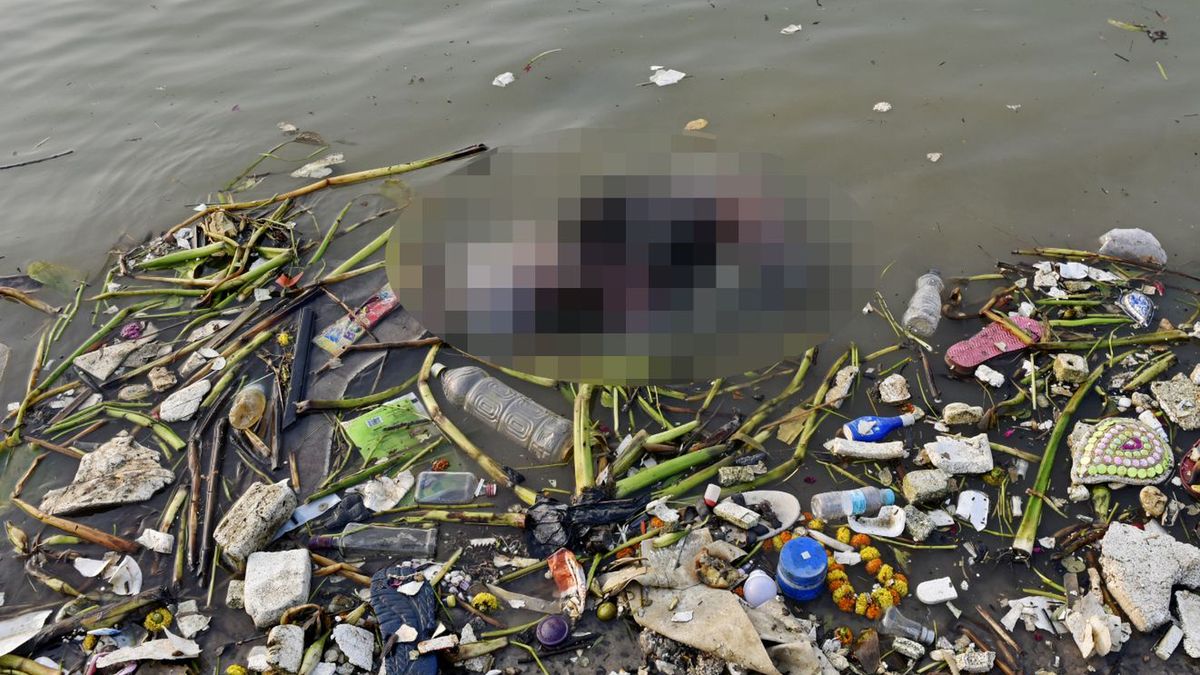 Dramatyczne sceny w Indiach. Ciała znalezione nad Gangesem