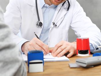 Niepokojący wzrost zwolnień lekarskich z kodem "C". Co to oznacza?