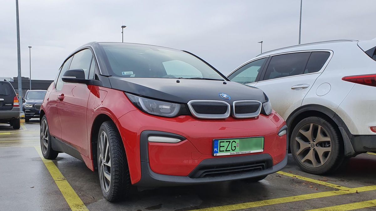 Zielone tło na tablicach rejestracyjnych jest na tyle jasne, by dobrze kontrastowało z czarną czcionką