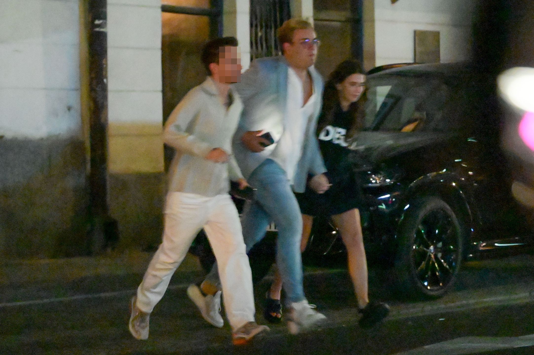 Roksana Węgiel i Kevin Mglej w pośpiechu opuszczają restaurację