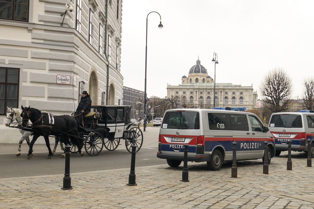 Na wiedeńskich ulicach pojawiły się w środę wzmożone patrole policyjne, do pracy wyruszyli też funkcjonariusze w cywilu. To efekt informacji wywiadowczych o zagrożeniu atakiem terrorystycznym