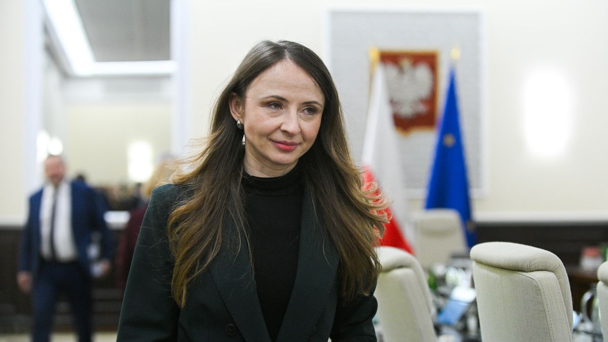 Agnieszka Dziemianowicz-B�k
Warszawa, 07.01.2026. Minister rodziny, pracy i polityki spo�ecznej Agnieszka Dziemianowicz-B�k przed posiedzeniem rz�du w KPRM w Warszawie, 7 bm. Na pierwszym po Nowym Roku posiedzeniu Rada Ministr�w zajmie si� m.in. projektem stanowiska wobec poselskiego projektu ustawy o odpolitycznieniu sp�ek pa�stwowych autorstwa klubu Polska 2050. (mr) PAP/Marcin Obara
Marcin Obara
Agnieszka Dziemianowicz B�k, kancelaria, kancelaria prezesa rady mnistr�w, KPRM, obrady, Paulina Hennig Kloska, polityk, polityk polityka, polityka, polityka zagraniczna, posiedzenie, rada ministr�w, rady ministr�w, rz�d, rz�d Tuska, rz�du