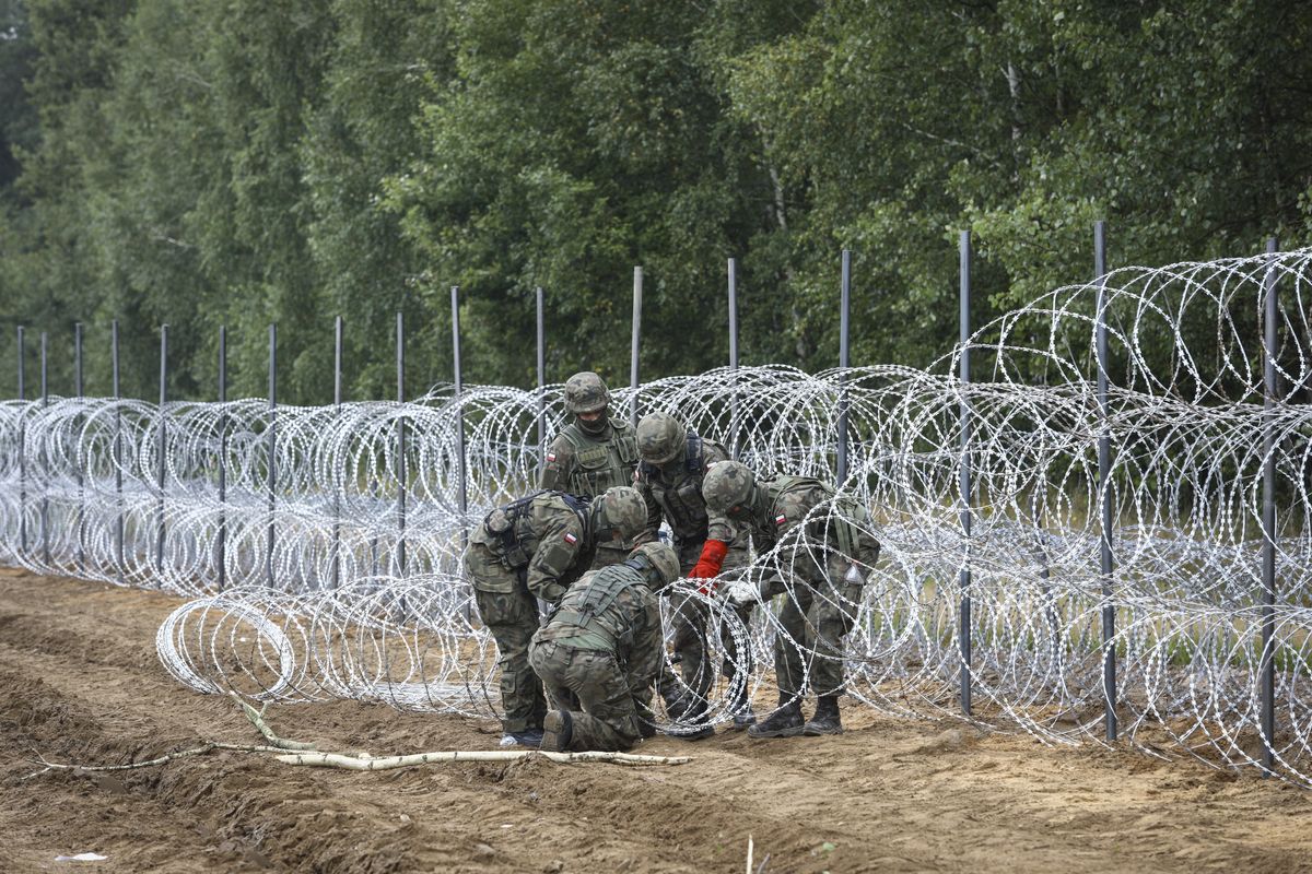Rosja i Białoruś przeczą, że problem na granicy z Polską i Litwą został wywołany sztucznie i krytykują Unię Europejską za brak kompleksowej pomocy w rozwiązaniu problemu 