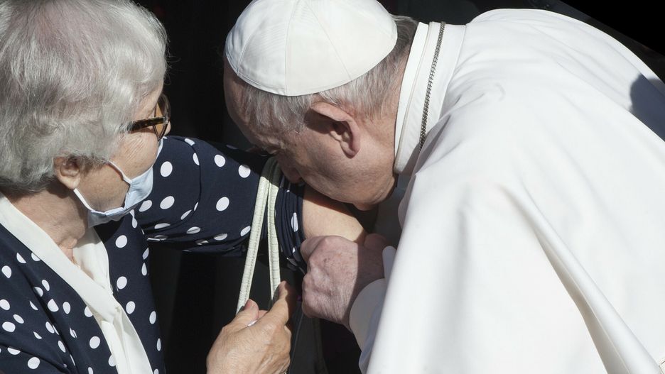 Papież Franciszek ucałował przedramię Lidii Maksymowicz 26 maja 2021 r. 