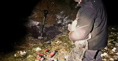 Łupy zakopywał w polu kilkanaście kilometrów od domu. 28-latek zatrzymany po serii włamań