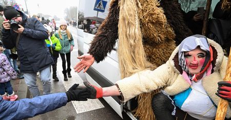 Biorą "na chocki" młode dziewczyny. Straszą dzieci i zatrzymują auta