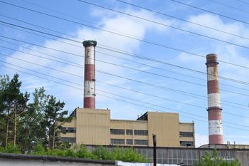 Wyższy komin Elektrowni Stalowa Wola jest wyburzany mechanicznie. Bez wysadzania dynamitem
