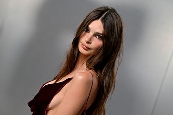 Emily Ratajkowski na pokazie Calvin Klein. Bije rekordy odwagi