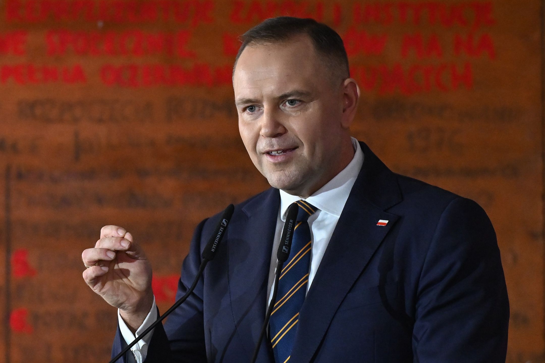 Gdańsk, 31.08.2025. Prezydent RP Karol Nawrocki przemawia podczas uroczystego spotkania Zarządu Regionu Gdańskiego NSZZ ?Solidarność? w historycznej Sali BHP Stoczni w Gdańsku, 31 bm. Trwają obchody 45. rocznicy podpisania Porozumień Sierpniowych i powstania NSZZ ?Solidarność?. (amb) PAP/Adam Warżawa