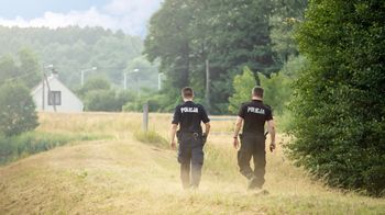 Kraków: Poszukiwani mężczyźni i dziecko ukrywali się w altanie na działkach.