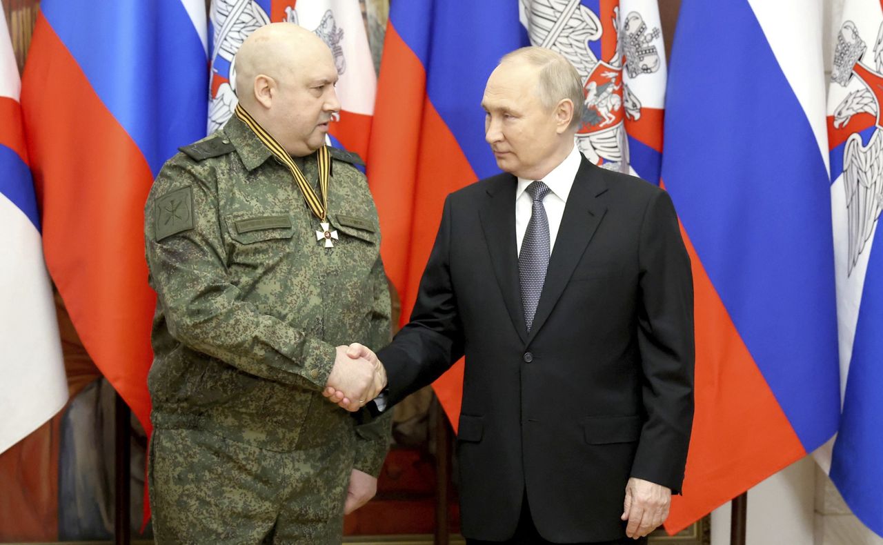 Gen. Siergiej Surowikin i Władimir Putin w grudniu 2022 r.