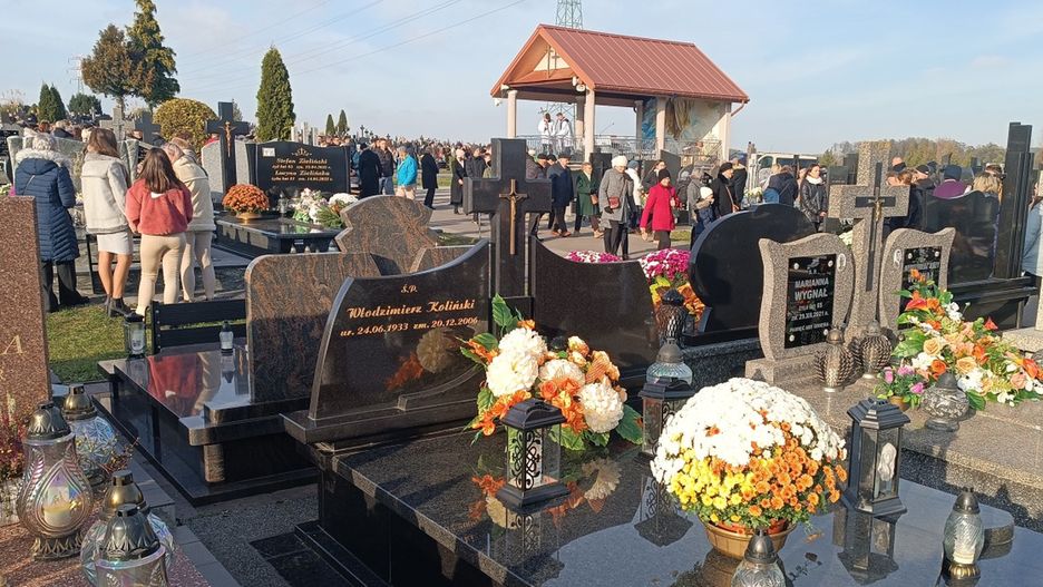 Kościół katolicki 1 listopada obchodzi uroczystość Wszystkich Świętych. Wspomina tego dnia wiernych, którzy po śmierci osiągnęli zbawienie. Przypomina też, że każdy chrześcijanin ma powołanie do świętości. W polskiej tradycji jest to również dzień odwiedzania grobów bliskich (fot. na zdjęciu cmentarz w Kolnie)