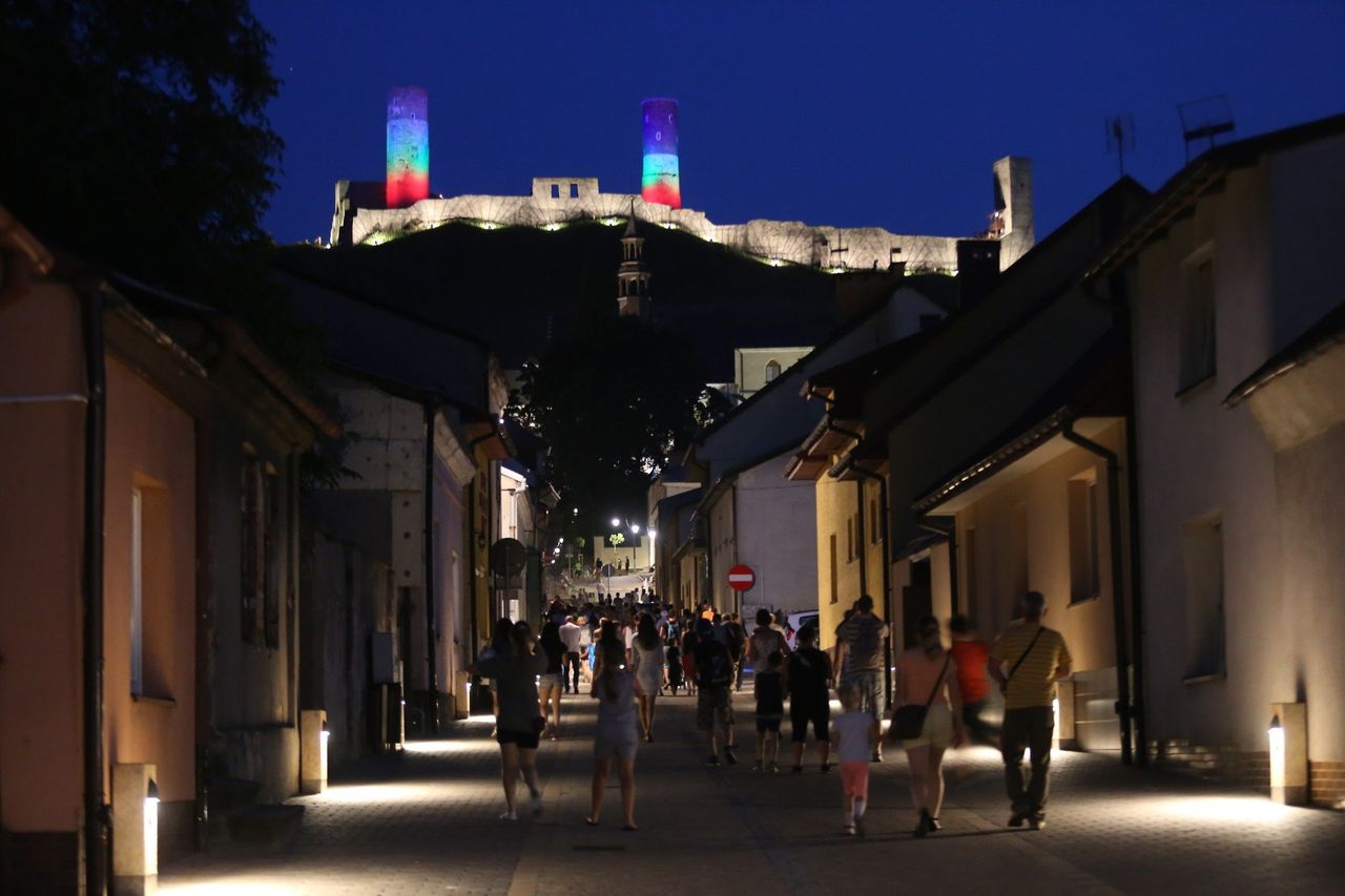Chęciny: XVII Nocne Zwiedzanie Zabytków. Koncerty, ognisko, spacery