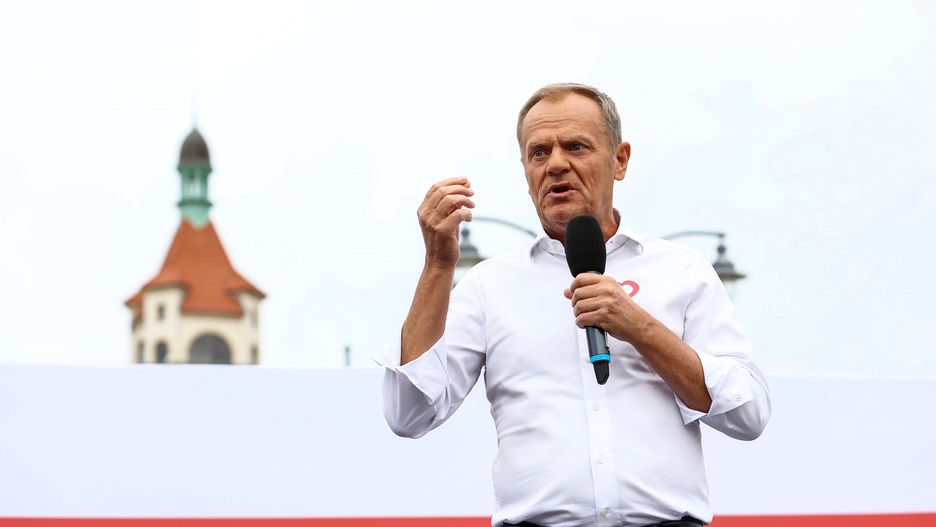 Sopot, 27.08.2023. Kampania wyborcza do parlamentu 2023. Przewodniczący Platformy Obywatelskiej Donald Tusk podczas wiecu wyborczego na Placu Przyjaciół Sopotu w Sopocie, 27 bm. (mr) PAP/Piotr Matusewicz