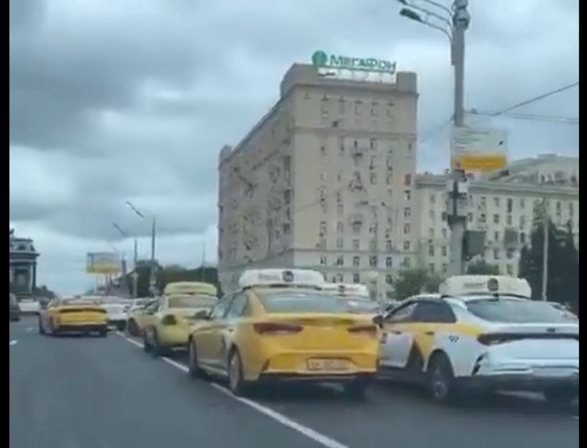Bezprecedensowy korek taksówek w Moskiwe. To dzieło hakerów 