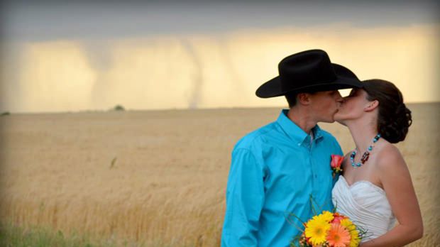 Sesja ślubna z tornado w tle podbija Internet 1