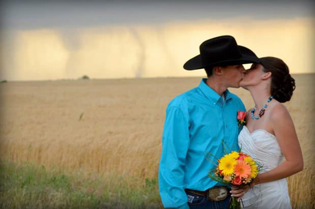 Sesja ślubna z tornado w tle podbija Internet