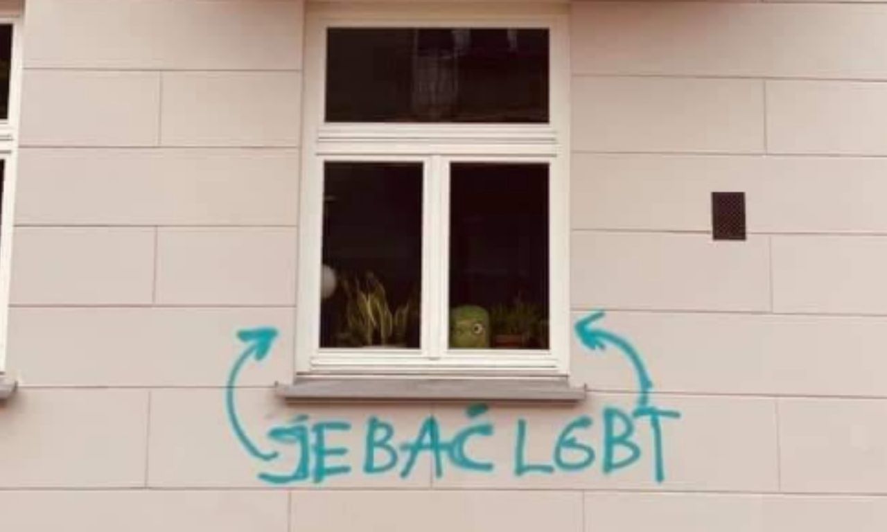 Homofobiczny napis na warszawskiej kamienicy 