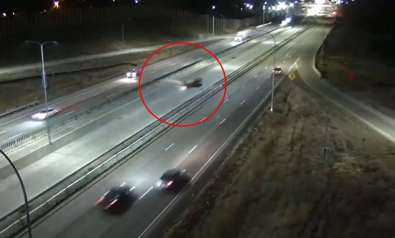 Niezwykłe sceny na autostradzie. Awionetka lądowała na drodze