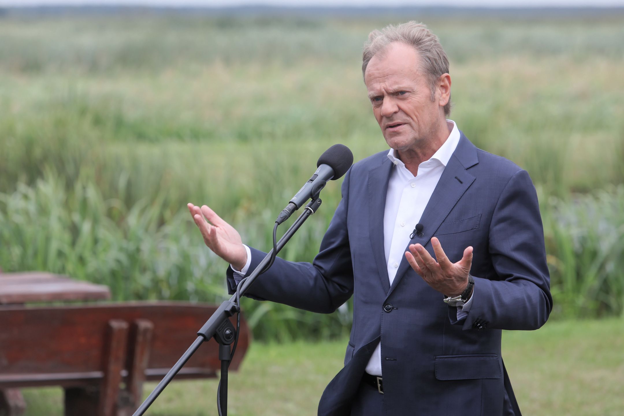Goniądz, 18.08.2021. Lider PO Donald Tusk podczas konferencji prasowej, 18 bm. w Goniądzu. Donald Tusk przebywa z wizytą na Podlasiu w ramach akcji "Kierunek przyszłość". (sko) PAP/Artur Reszko